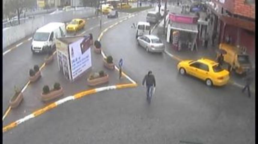 Telefon hırsızının rahatlığı g&uuml;venlik kamerasına takıldı