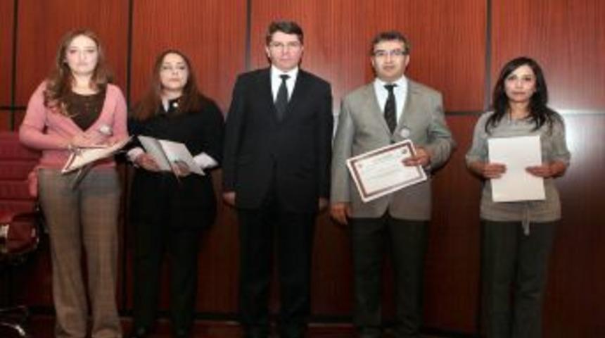 A&Uuml;'de, bilimsel makale yayınlayan &ouml;ğrenciler &ouml;d&uuml;llendirildi