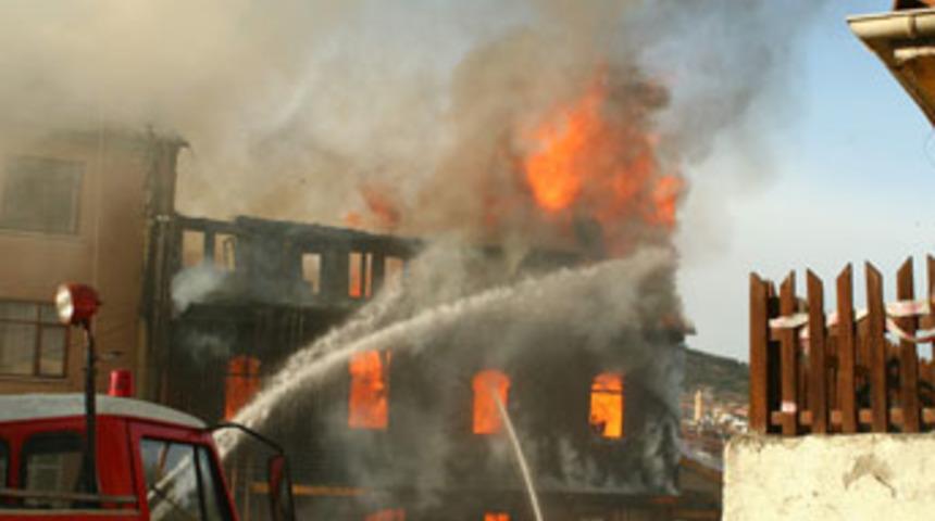 3 katlı ev k&uuml;l oldu