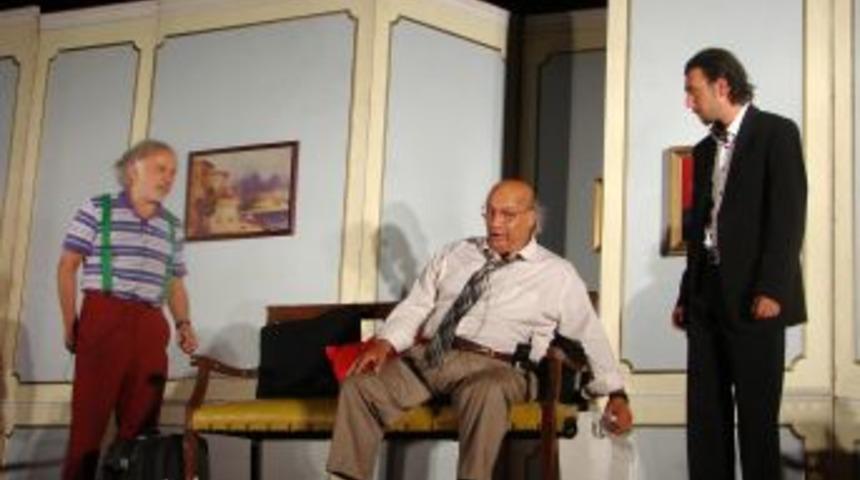 Tiyatrocu Şahin: Halkla buluşmanın yolu Anadolu turnesinden ge&ccedil;iyor