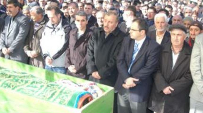 Başkan annesini son yolculuğuna uğurladı