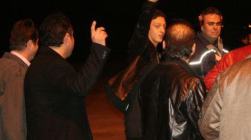 mesut &ouml;zil'e devrek bastonu hediye