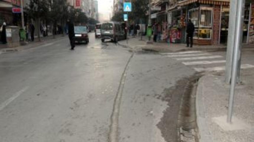 Balıkesir'de &ccedil;&ouml;ken fiber optik hatlara dolgu yapılıyor