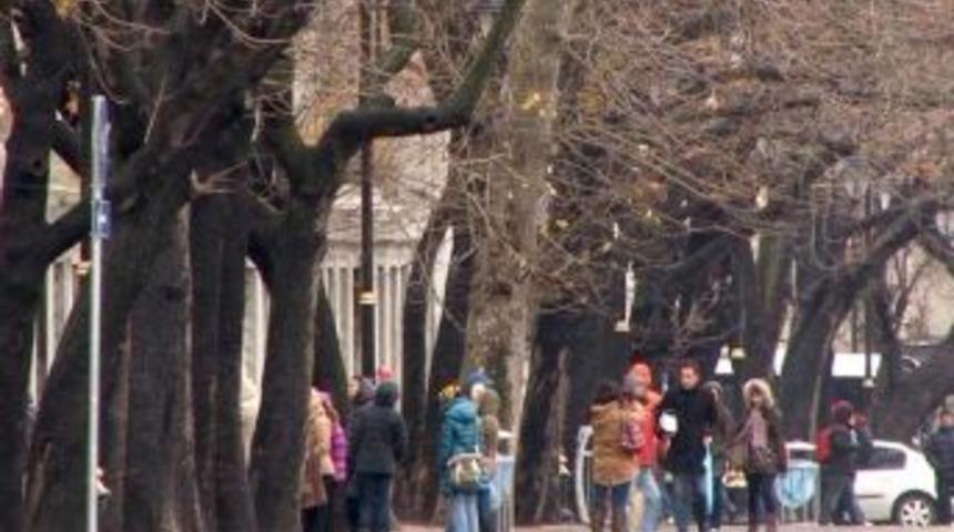 İstanbul&rsquo;da kar y&uuml;z&uuml;n&uuml; g&ouml;sterdi