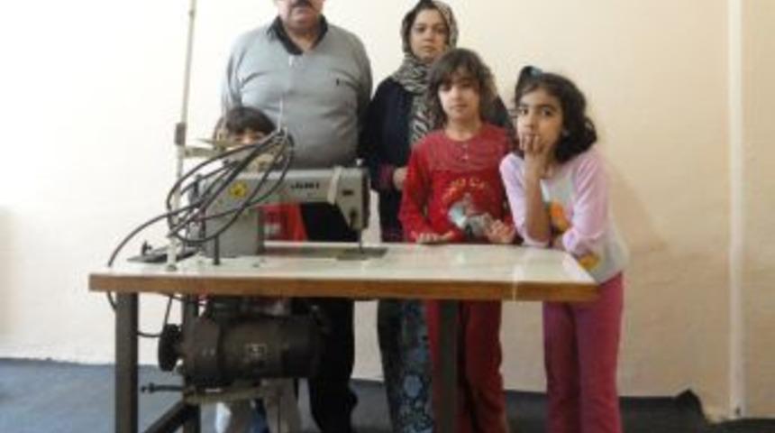 Mülteci aile SYDV’nin aldığı dikiş makinesi ile para kazanacak