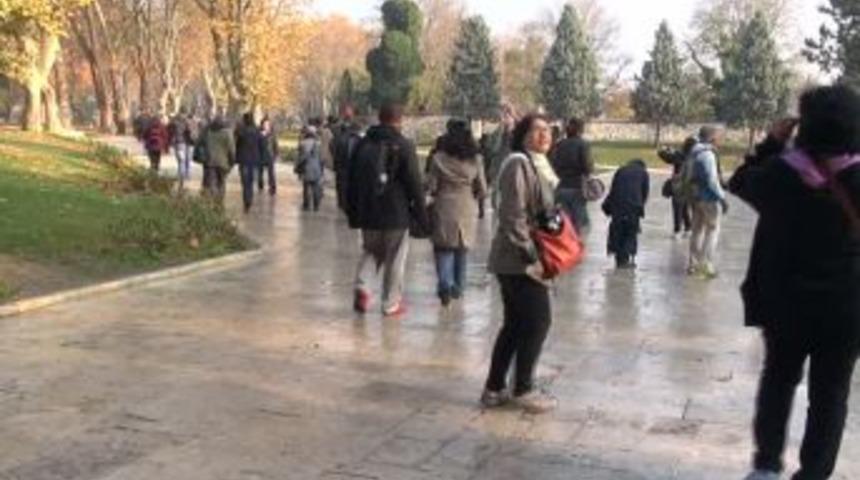 Saldırının ardından Topkapı Sarayı ziyarete a&ccedil;ıldı