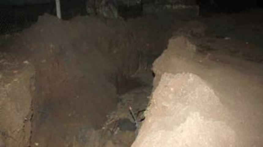 Su şebeke borusunun tamiratı sırasında iş&ccedil;i g&ouml;&ccedil;&uuml;k altında kaldı