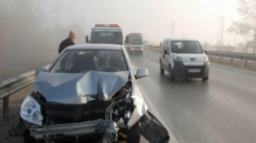 Yoğun sis zincirleme kazaya yol a&ccedil;tı: 10 yaralı