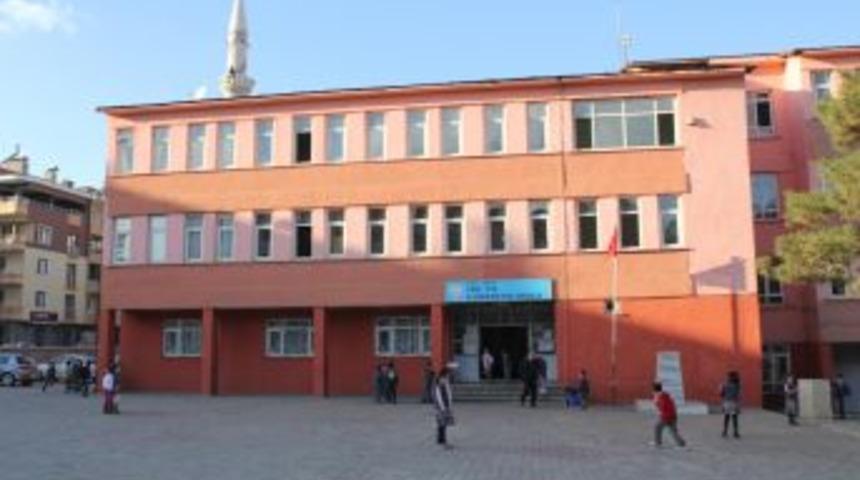 &Ccedil;ocuklar hasarlı okulda eğitim g&ouml;r&uuml;yor