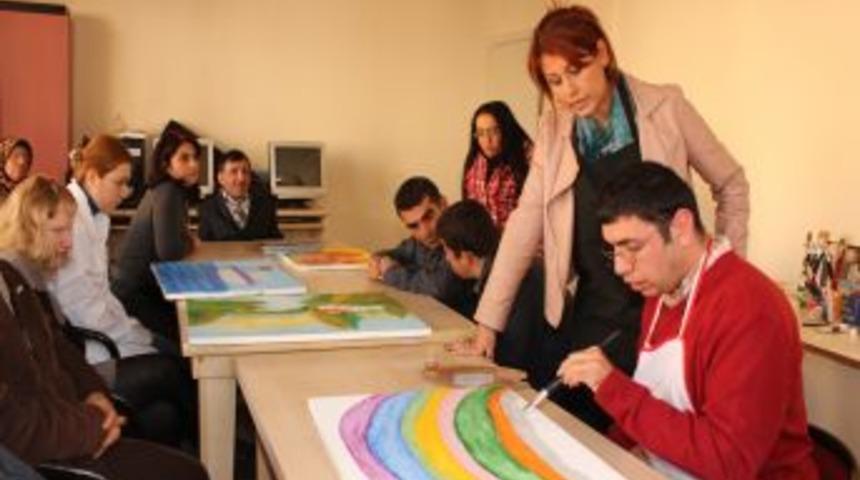 G&ouml;n&uuml;l g&ouml;zleriyle yaptıkları resimleri sergileyecekler