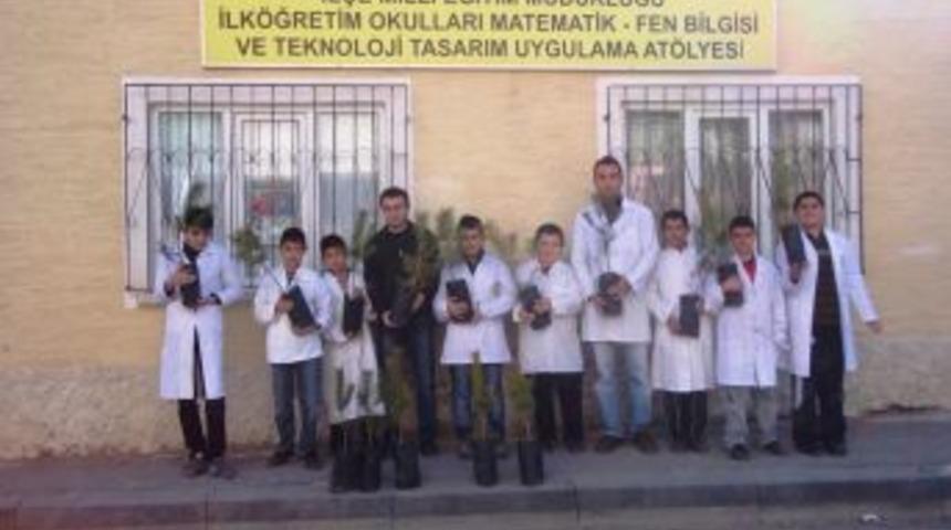 At&ouml;lye &ouml;ğrencileri Van'da depremde &ouml;len &ouml;ğretmenler i&ccedil;in fidan dikti