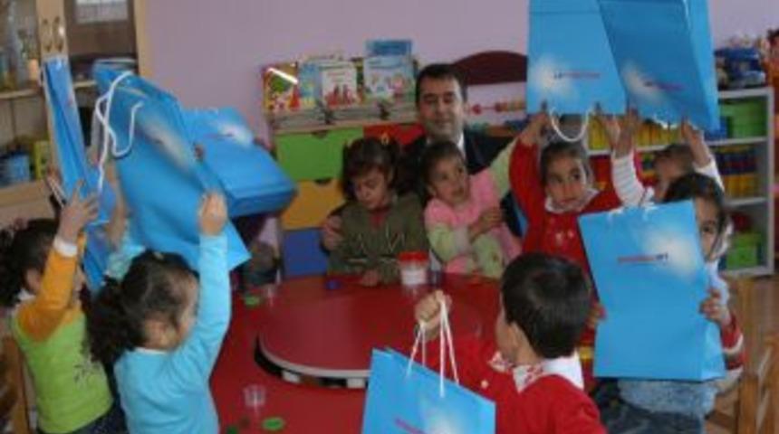 THY Siirt Şubesi okuma salonu &ouml;ğrencilerine kırtasiye yardımı yaptı