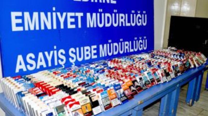 Market hırsızları &ccedil;aldıkları malzemelerle yakalandı
