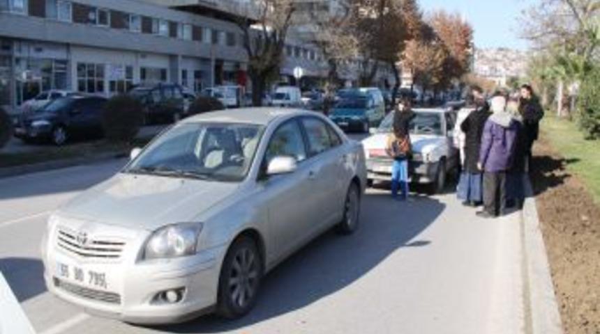 Peyzaj &ccedil;alışması yapılan yolda 3 ara&ccedil; birbirine girdi