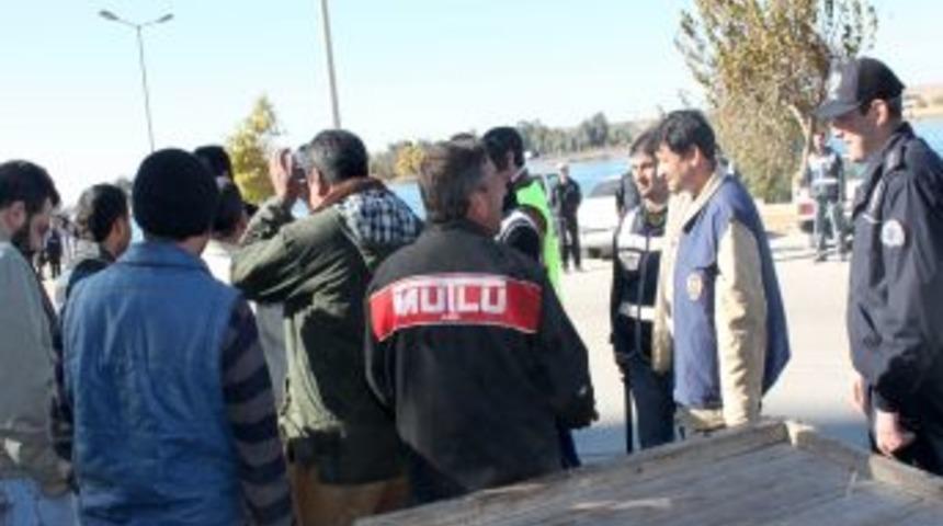 Birecik Kalesi'nin altındaki d&uuml;kkan boşaltılıyor