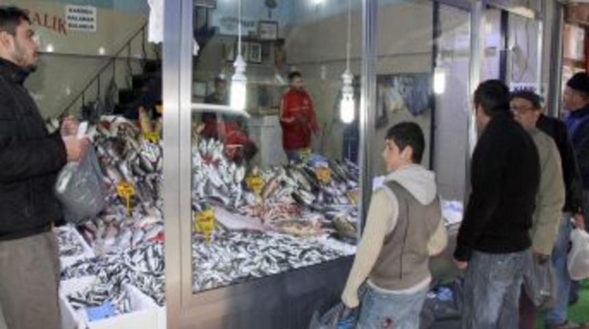 Karadeniz&rsquo;i terk eden hamsi kendini &ouml;zletti