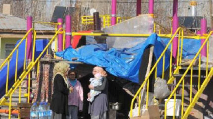 15 kişilik aile &ccedil;ocuk parkını mesken tuttu