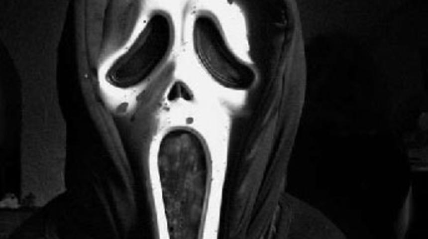 &Ccedil;ığlık maskesiyle &ccedil;alıştığı mağazayı soydu