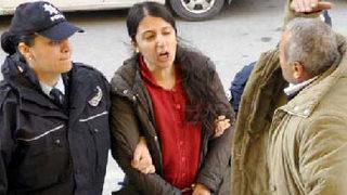 Eylemci kıza baba tokadı