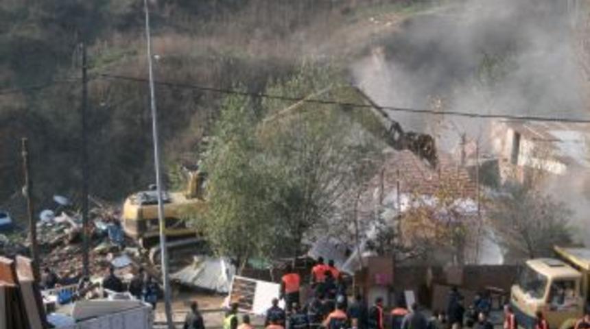 Kentsel D&ouml;n&uuml;ş&uuml;m kapsamında 25 gecekondu yıkıldı