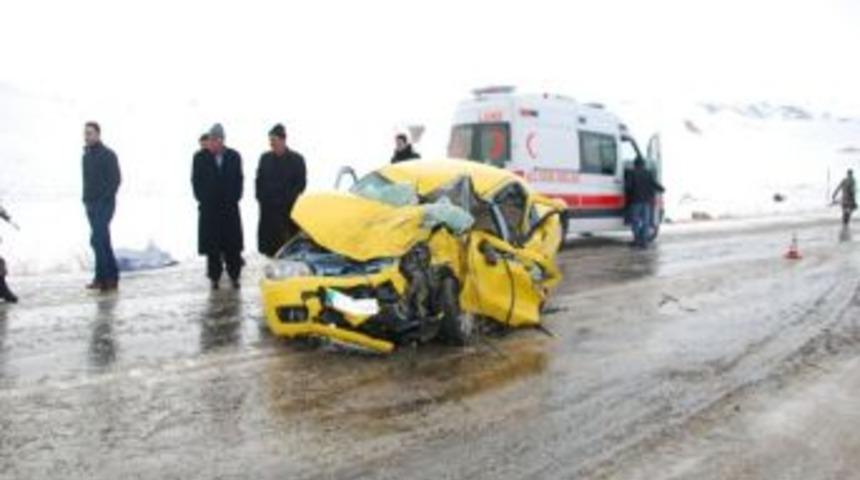 Ağrı Patnos'ta trafik kazası:1 &ouml;l&uuml;, 5 yaralı