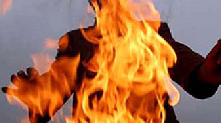 &Uuml;zerine tiner d&ouml;k&uuml;p diri diri yaktılar