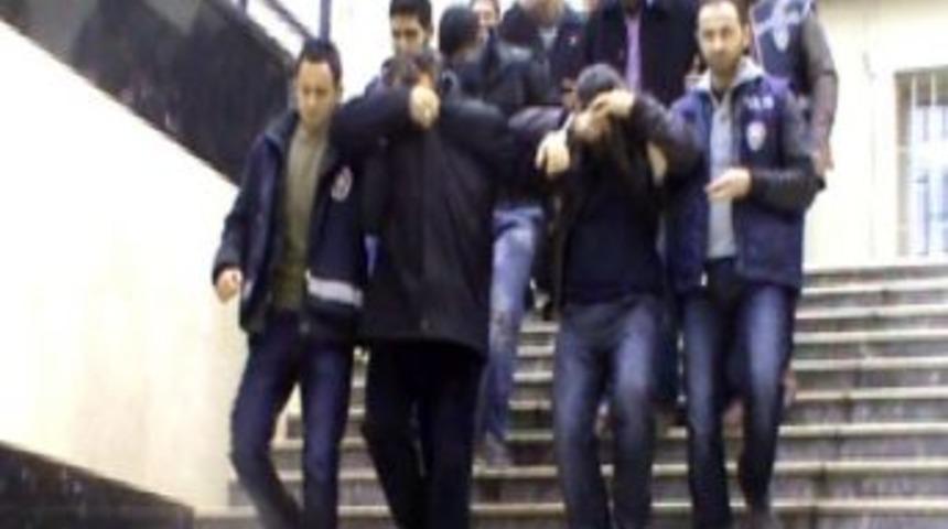 &lsquo;Kesip yapıştıran&rsquo; &ccedil;eteye operasyon g&uuml;venlik kamerasında