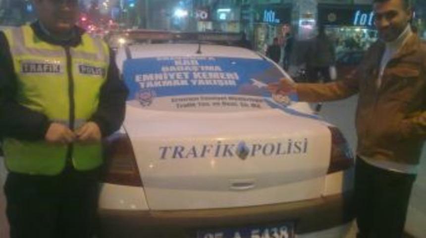 Kamyon arkası yazılarına polisler de uydu
