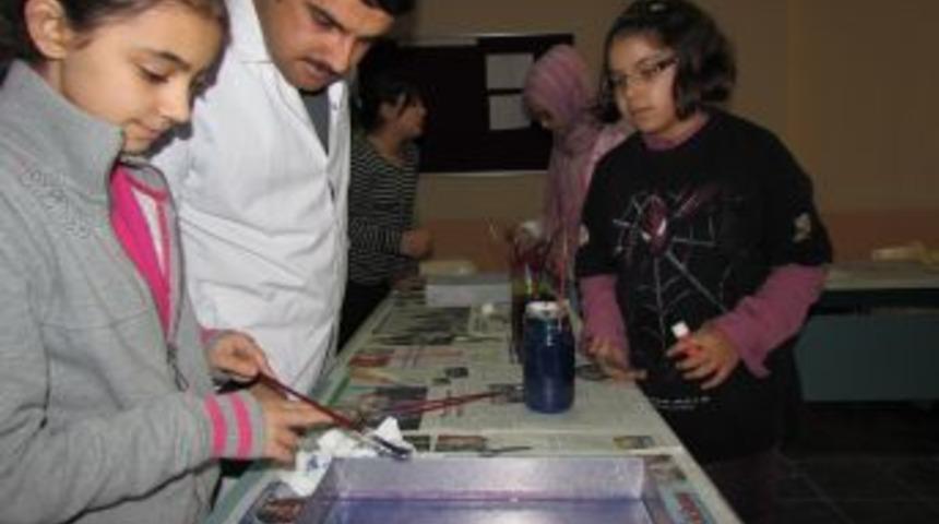 &Ouml;ğrenciler hafta sonlarında ebru sanatını &ouml;ğreniyor