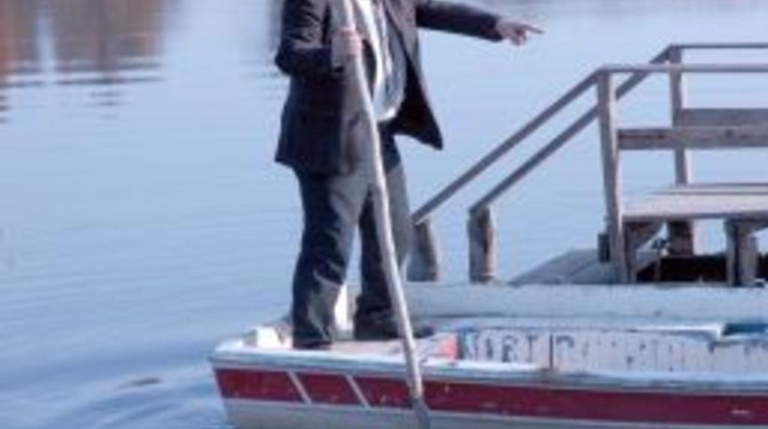 Başkan yardımcısı, dereye balık bırakılırken kayıktan suya d&uuml;şt&uuml;