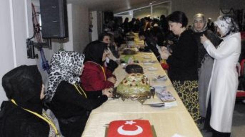 Anneler yaş pasta yarışmasında ter d&ouml;kt&uuml;