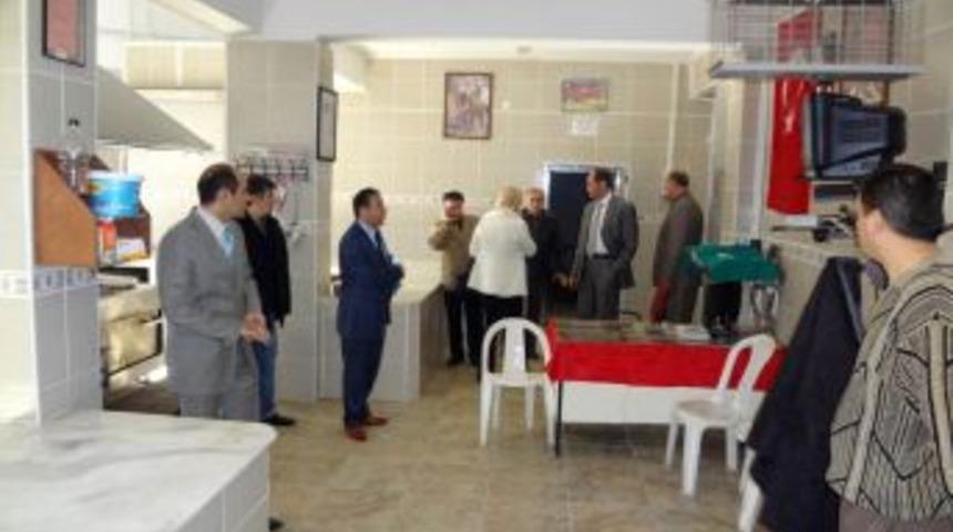 Edremit Kaymakamı Tun&ccedil;, depremzedeleri ziyaret etti