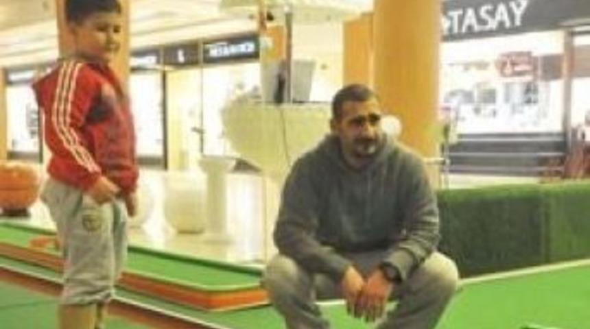 &Uuml;mit Karan'ın Oğluyla Golf Keyfi