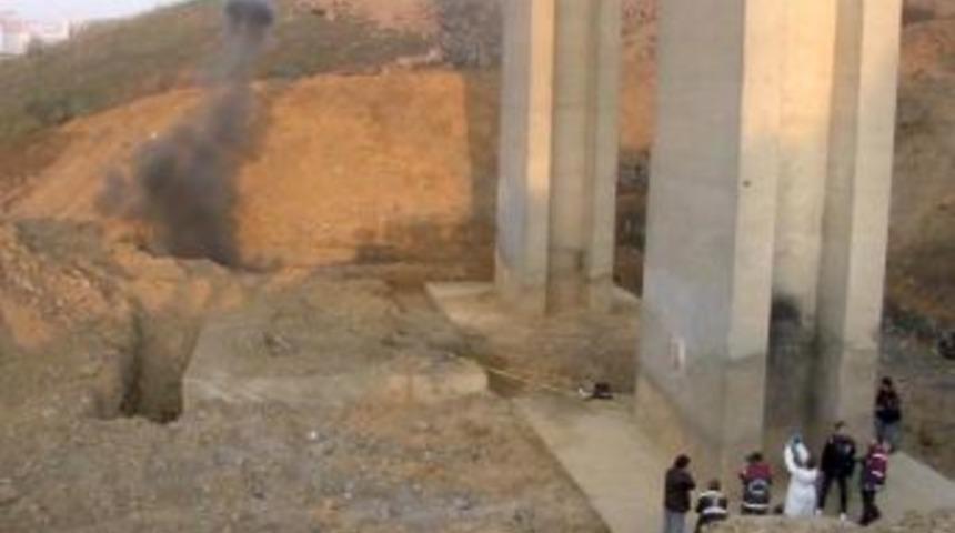 Viyad&uuml;k altında bulunan el bombaları imha edildi