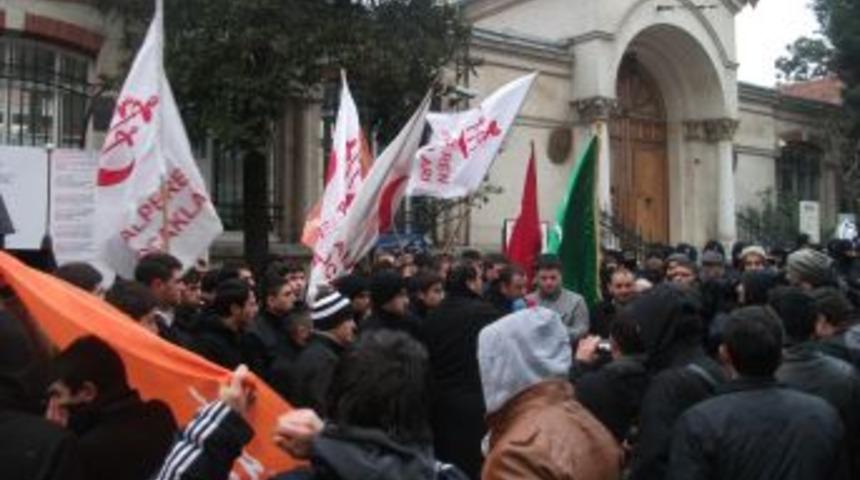 Alperenlerden Fransa protestosu