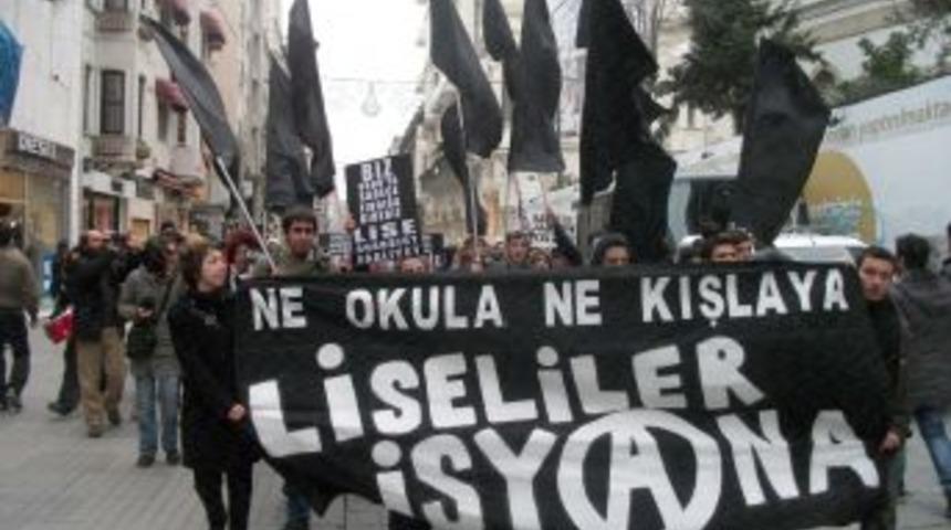 Liselilerden askerlik protestosu