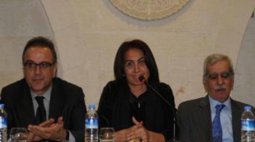 BDP&rsquo;liler Mardin'de yeni anayasayı g&ouml;r&uuml;şt&uuml;