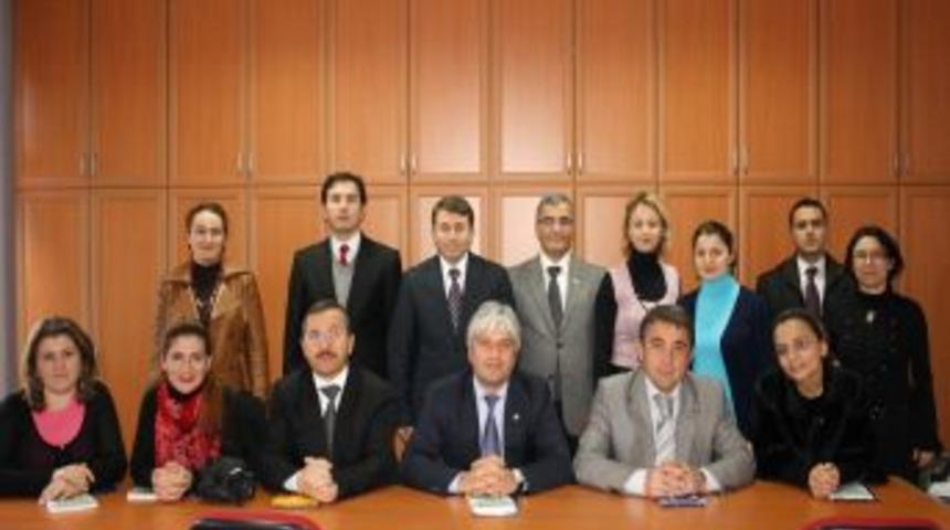 &Ouml;ğretmenler g&uuml;n&uuml;nde tiyatroda rol alan &ouml;ğretmenler &ouml;d&uuml;llendirildi