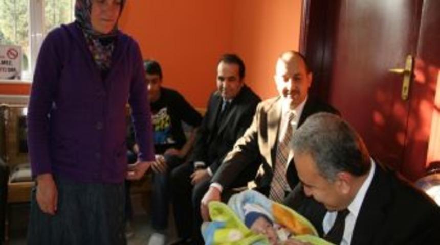 Vali B&uuml;y&uuml;k, Vanlı depremzedeleri ziyaret ederek moral verdi