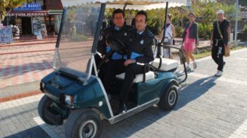 Side Sahil Yolu'nda y&uuml;r&uuml;me g&uuml;&ccedil;l&uuml;ğ&uuml; &ccedil;eken turistler golf arabası ile taşınıyor