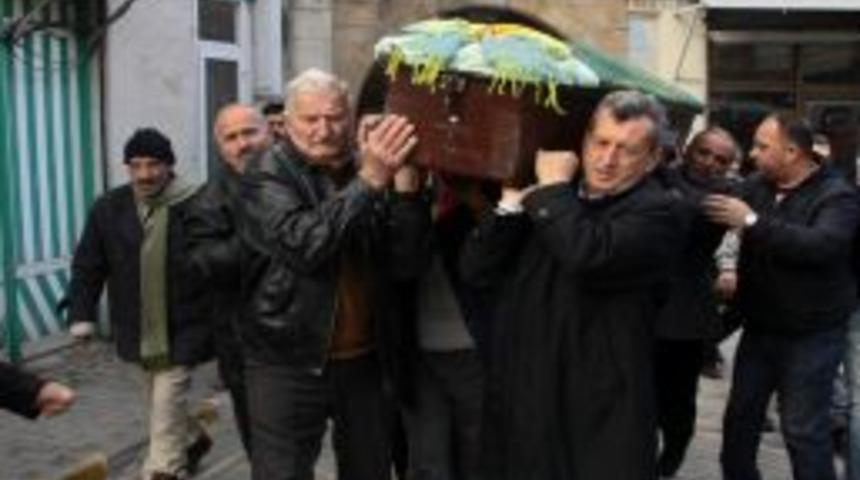 Motosiklet kazasında &ouml;len gen&ccedil; kız, anne ve babasının yanına defnedildi