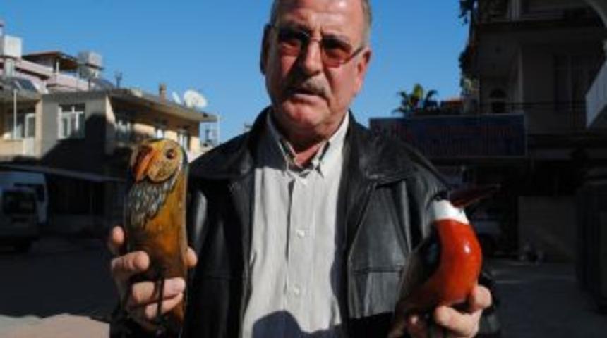 Tahta kuşları, turistlere satarak aile b&uuml;t&ccedil;esine katkı sağlıyor