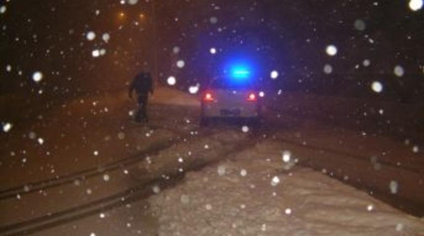 D&uuml;zce'de kar yağışı etkisini s&uuml;rd&uuml;r&uuml;yor