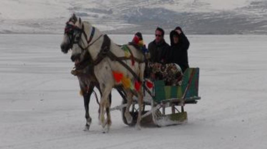 Buz tutmuş g&ouml;l &uuml;zerinde atlı kızak heyecanı