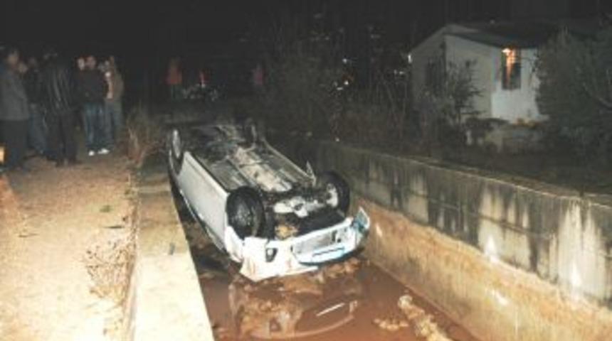 Direksiyon hakimiyetini kaybeden s&uuml;r&uuml;c&uuml; su kanalına u&ccedil;tu