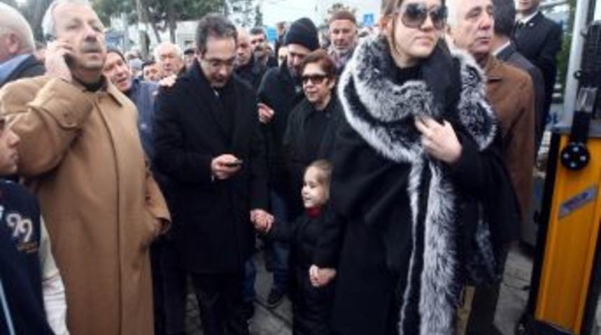 Millet, Menderes'e vefa i&ccedil;in saatler &ouml;ncesinden camiye koştu