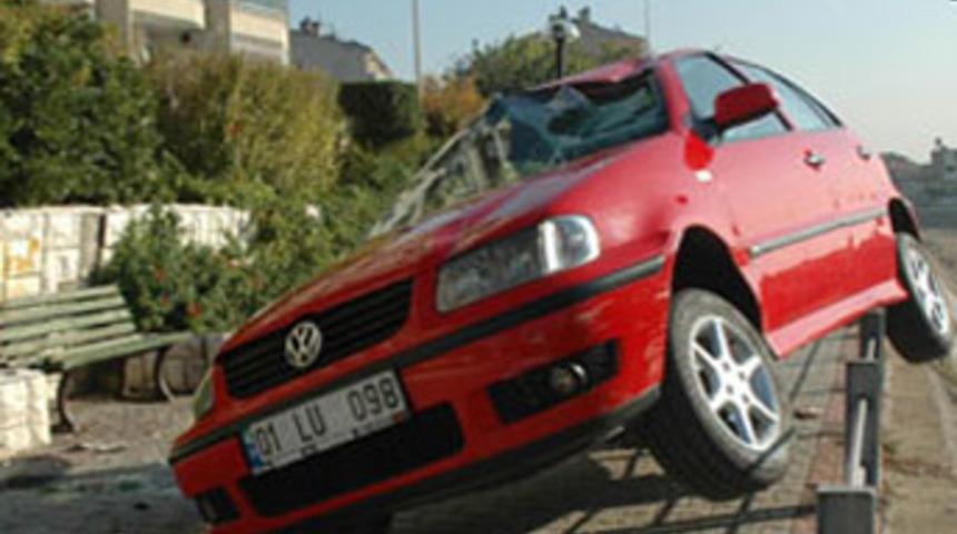 Bankta otururken &uuml;zerlerine otomobil d&uuml;şt&uuml;