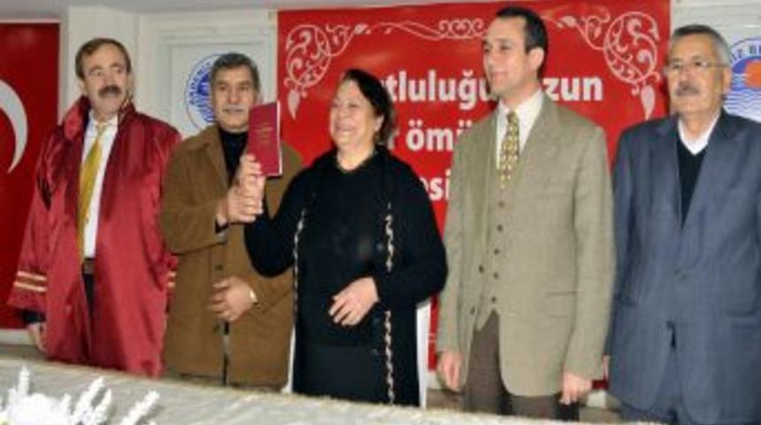 60 yaşındaki &ccedil;ift, evlilik c&uuml;zdanını toplu nikah t&ouml;reninde aldı