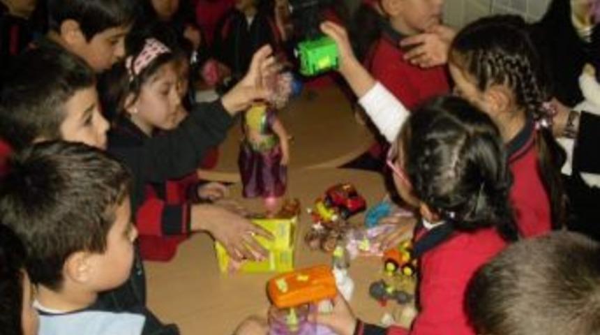 En sevdikleri oyuncaklarını depremzedeler yararına satışa &ccedil;ıkardılar