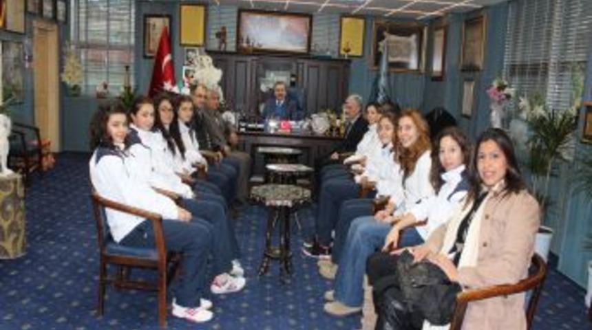 Voleybolcu kızlar başkan Kılı&ccedil;&rsquo;ı ziyaret etti.